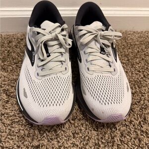 Brooks Women's Sneakers in Gray and Black